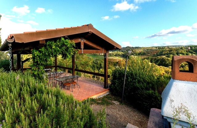 Apartment with WIFI, A/C, pool, TV, terrace, panoramic view, parking, close to San Gimignano