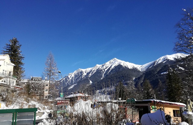 Apartment with wonderful view. 10 minutes walk to the ski lift! Bus in front of the door.
