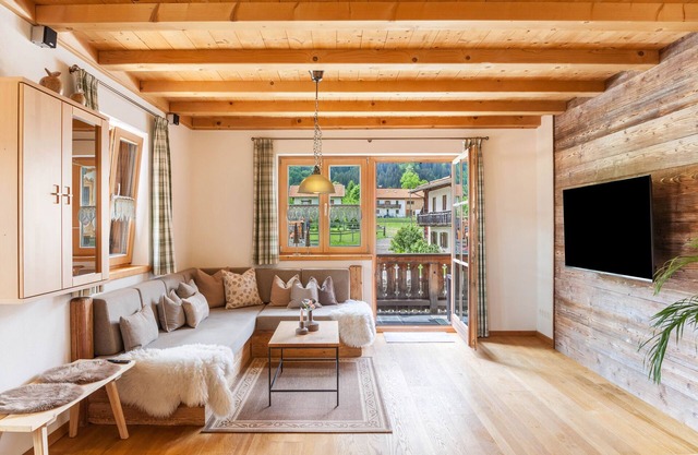 Apartment 'Wohnung Grün - Ferienhaus Ammergau' with Mountain View and Wi-Fi