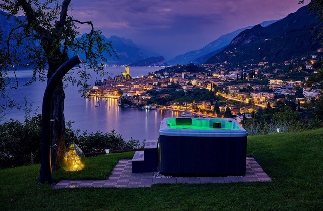 Apartment wonderful view of Lake Garda, Malcesine, terrace, garden