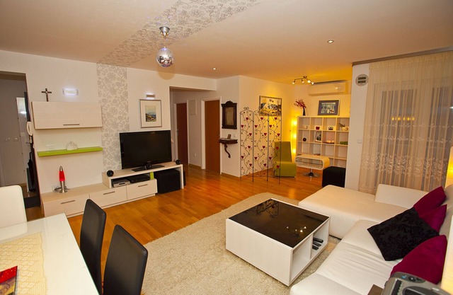 Apartment Zlatka group fun, 4br 2bth, stroll to beach