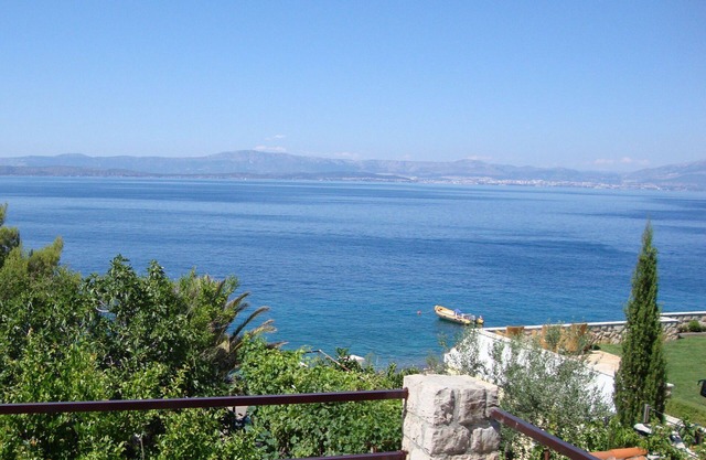 Apartment Zlatko Slobodan - by sea: A1(4) - Stomorska, Island Solta, Croatia