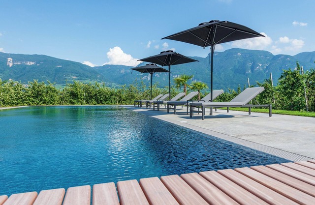 Apartment Zwerger 'Mansarde' with pool and large sunbathing lawn