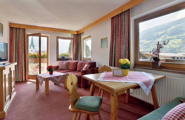"Apartmenthaus Zentral 4er App Kat A" near the Ski Area with Mountain View