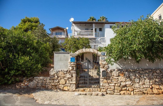 Apartments by the sea Milna, Vis - 8895