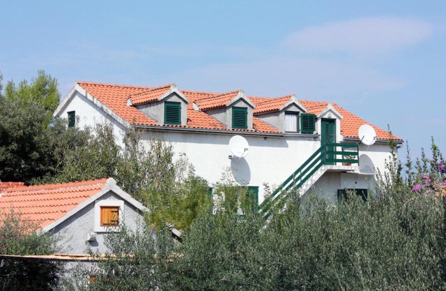 Apartments by the sea Mirca, Brac - 5655