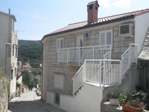 Apartments by the sea Povlja, Brac - 5644