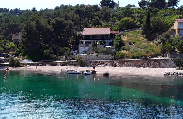 Apartments by the sea Rogac, Solta - 5166