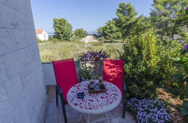 Apartments Dvornik (44361-A2) - Mirca - island Brac