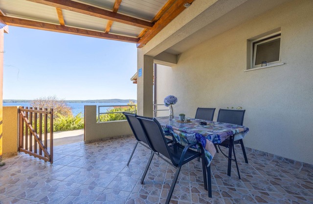 Apartments Ena (33981-A1) - Zavala - island Hvar