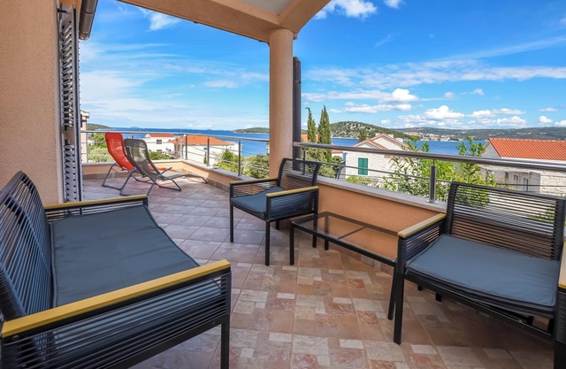 Apartments Ema (22211-A1) - Razanj