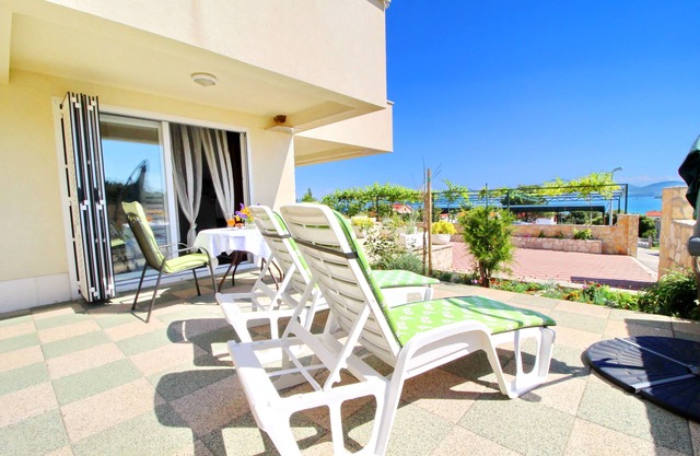 Apartments Gusti - Studio Apartment with Terrace and Sea View