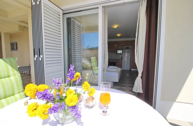 Apartments Gusti - Studio Apartment with Terrace and Sea View