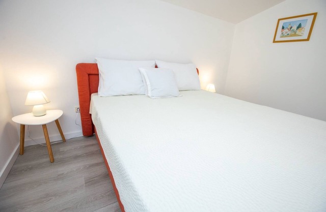 Apartments - house on the sandy beach 200 m