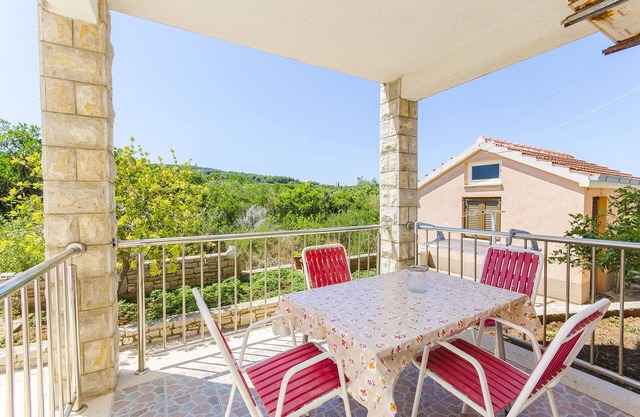 Apartments Kažimir (45981-A2) - Necujam - island Solta