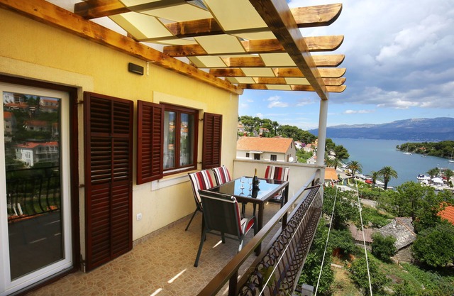 Apartments Boro (33301-A2) - Splitska - island Brac