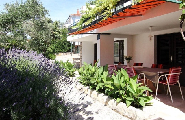 Apartments Emily (103701-A5) - Vrboska - island Hvar