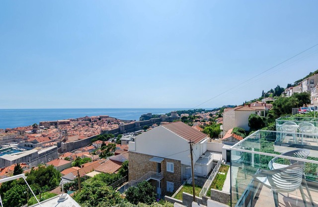 Apartments Isabora - Comfort Three-Bedroom Apartment with Balcony and Sea View (Second Floor)