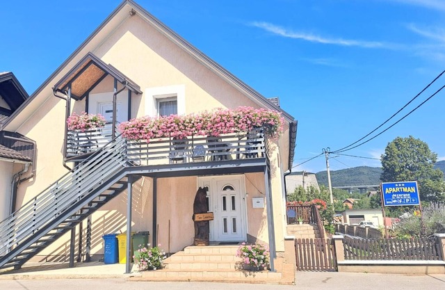 Apartments Jezerane - Four Bedroom Apartment with Balcony