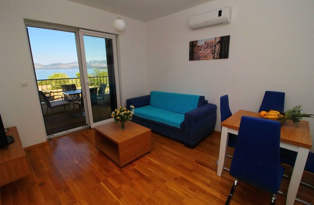 Apartments Kula - One-Bedroom Apartment with Terrace and Sea View-B1