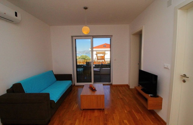 Apartments Kula - One-Bedroom Apartment with Terrace and Sea View-B2