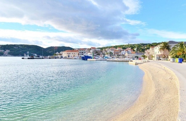 Apartments Lino, (14534), Sumartin, Croatia