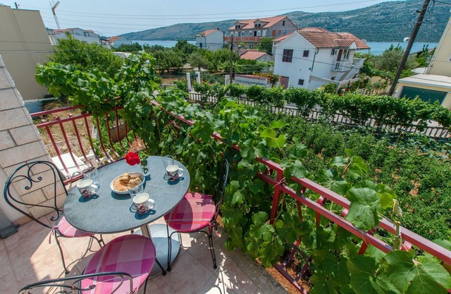 Apartments Mala Dalmacija (29691-A1) - Poljica