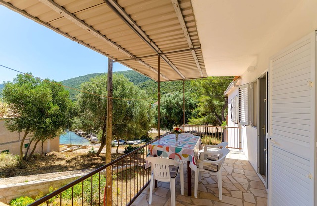 Apartments Nedeljko (34121-A3) - Gdinj - island Hvar