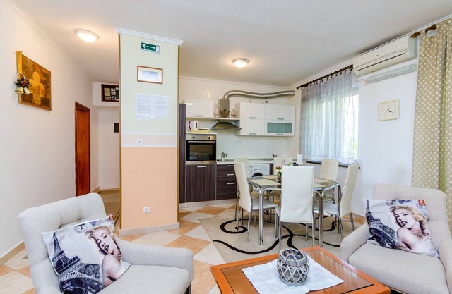 Apartments Nicol - Two-Bedroom Apartment with Terrace and Sea View
