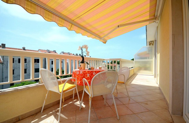 Apartments Pero (36191-A2) - Makarska