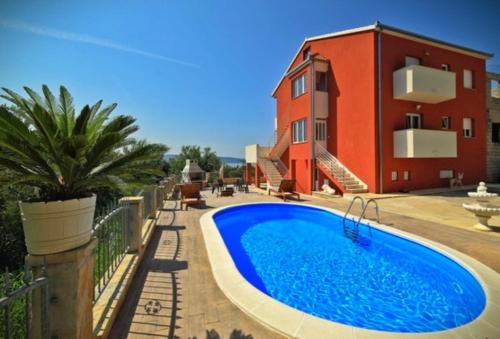 Apartments Tomy 2