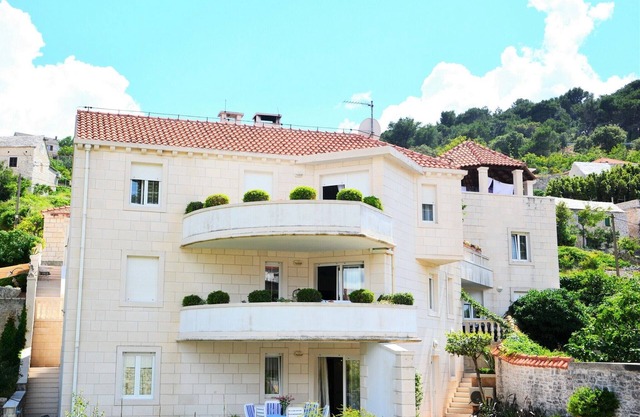 Apartments Tonka, (15098), Pućišća, Croatia
