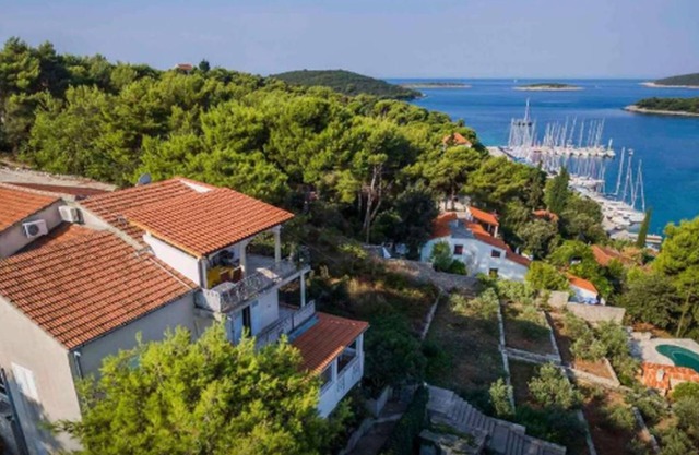Apartments Vesna (98341-A3) - Maslinica