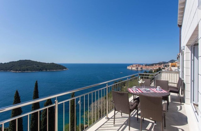 Apartments Villa Ari - Deluxe Three Bedroom Apartment with Balcony and Sea View