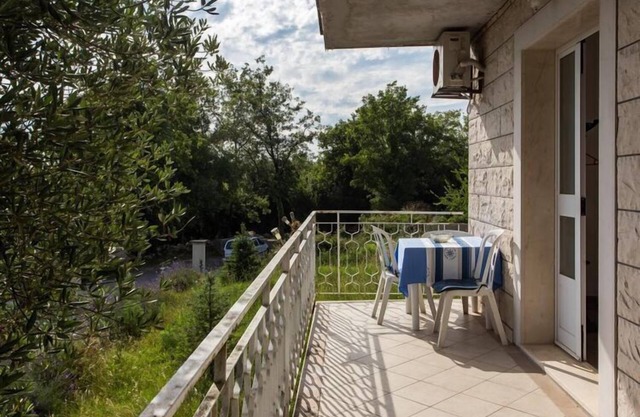 Apartments Villa Maslina - One-Bedroom Apartment with Terrace and Garden View