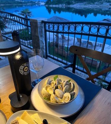 Apartments & Villa Tisno