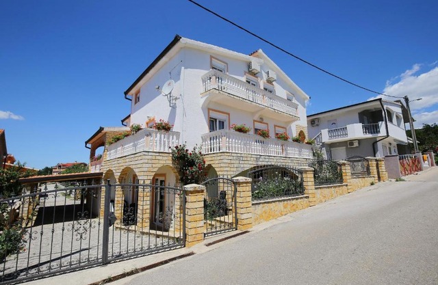 Apartments with a parking space Maslenica, Novigrad - 6572
