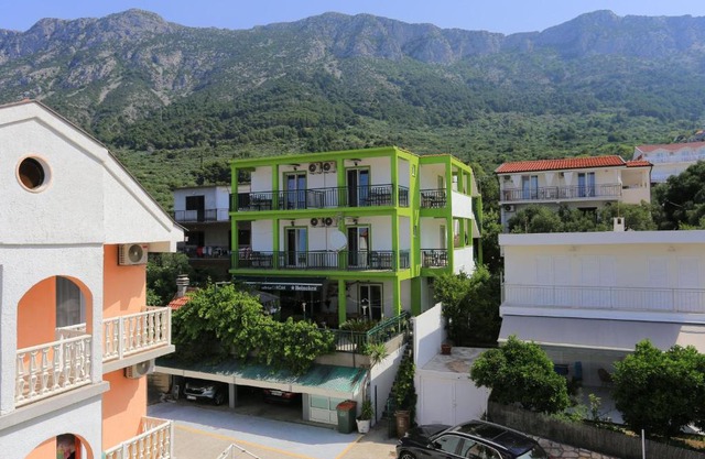 Apartments with parking space Gradac, Makarska - 2784