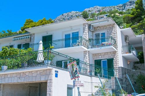 Apartments with parking space Brela, Makarska - 16603
