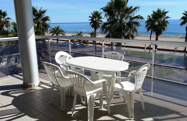 Apartments with swimming pool, on the beachfront. Ref. Pompeya-46