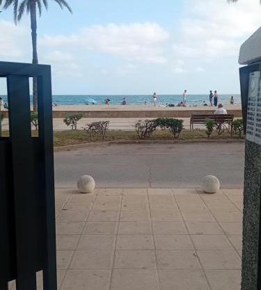 Apat sombrero A Cunit Beach
