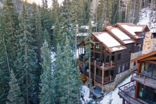 Apex by AvantStay Cozy Expansive Mountain Home Close to the Slopes w Hot Tub