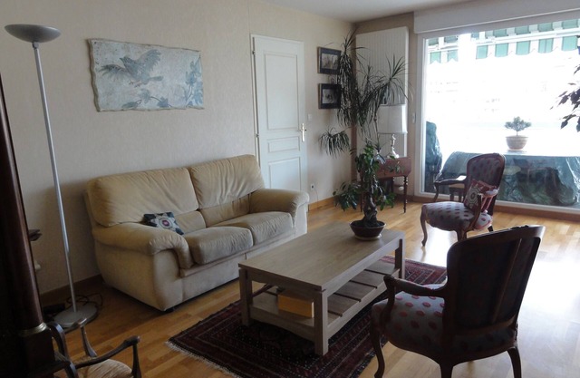 App. 93m2 bright calm tt comfort, terrace, garage, hyper-center, close station