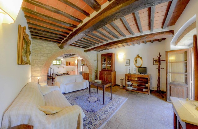 APP. PAPAVERO x8 Beautiful farmhouse surrounded by nature, with swimming pool just 3 km from Cortona