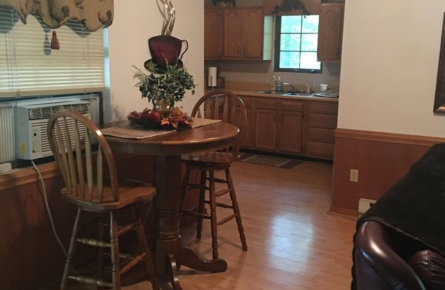 Appalachian 1Br Cabin Hot Tub on deck Cozy Getaway