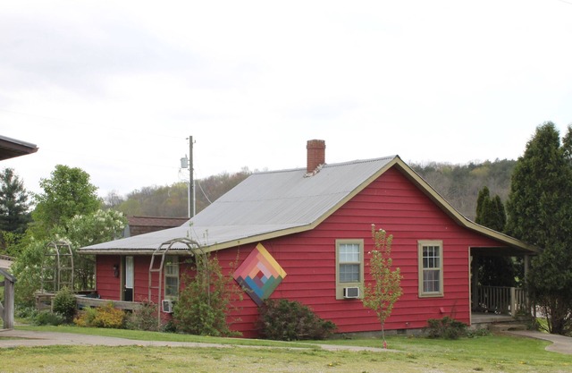 Appalachian Quilt Cabin Centrally Located Within The Hocking Hills