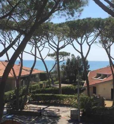 Appartamento sul mare con giardino e posto auto