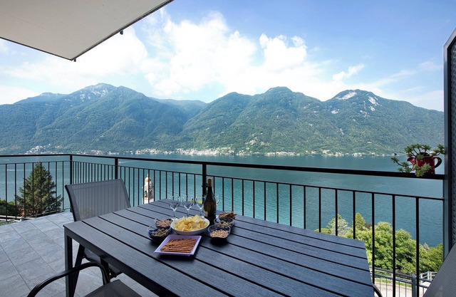 Appartamento 4 Il Tornante with Lake & Mountain Views, Wi-Fi, A/C & Balcony