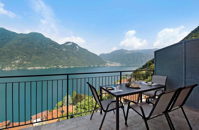 Appartamento 8 Il Tornante with Lake & Mountain Views, Wi-Fi, A/C & Balcony