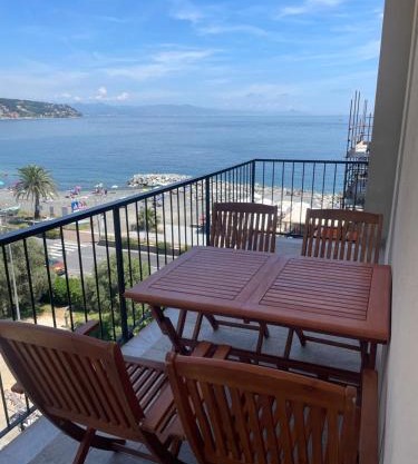 Appartamento con terrazza fronte mare
